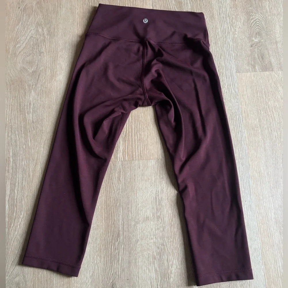 Women Capri lululemon Leggings - Picture 3 of 5